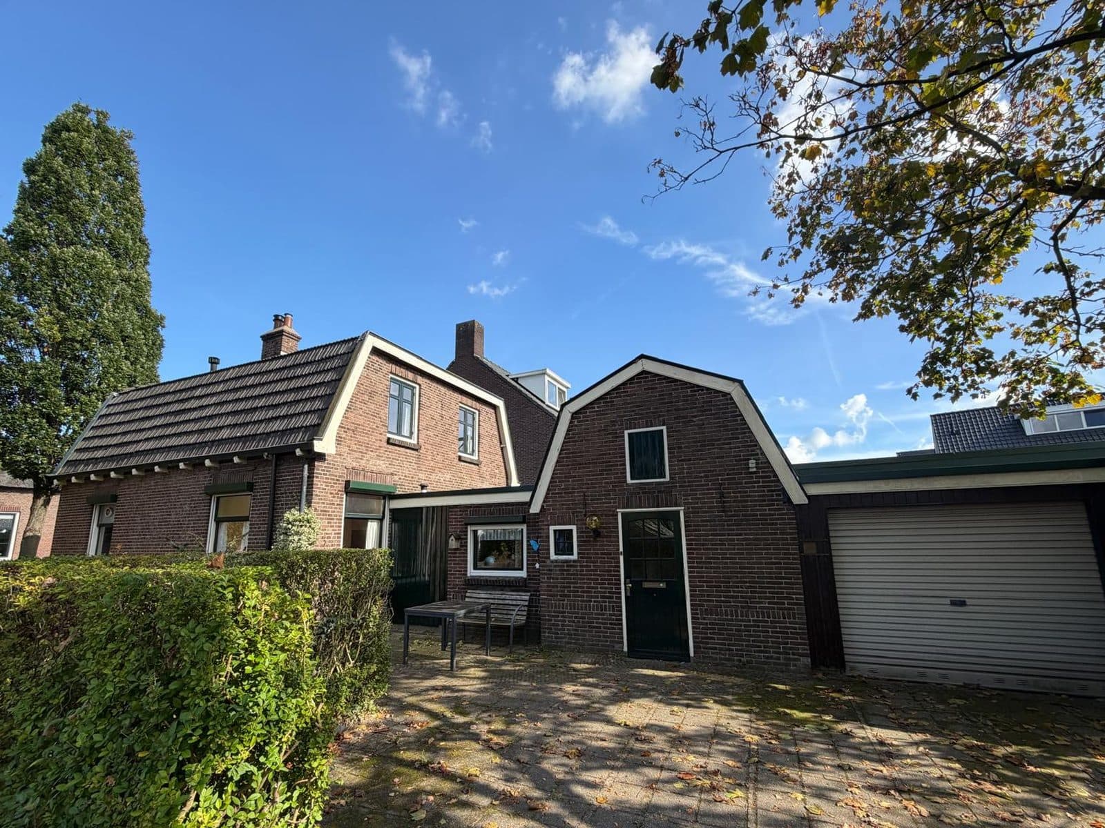 Woning met mansardedak en garage in Schalkhaar