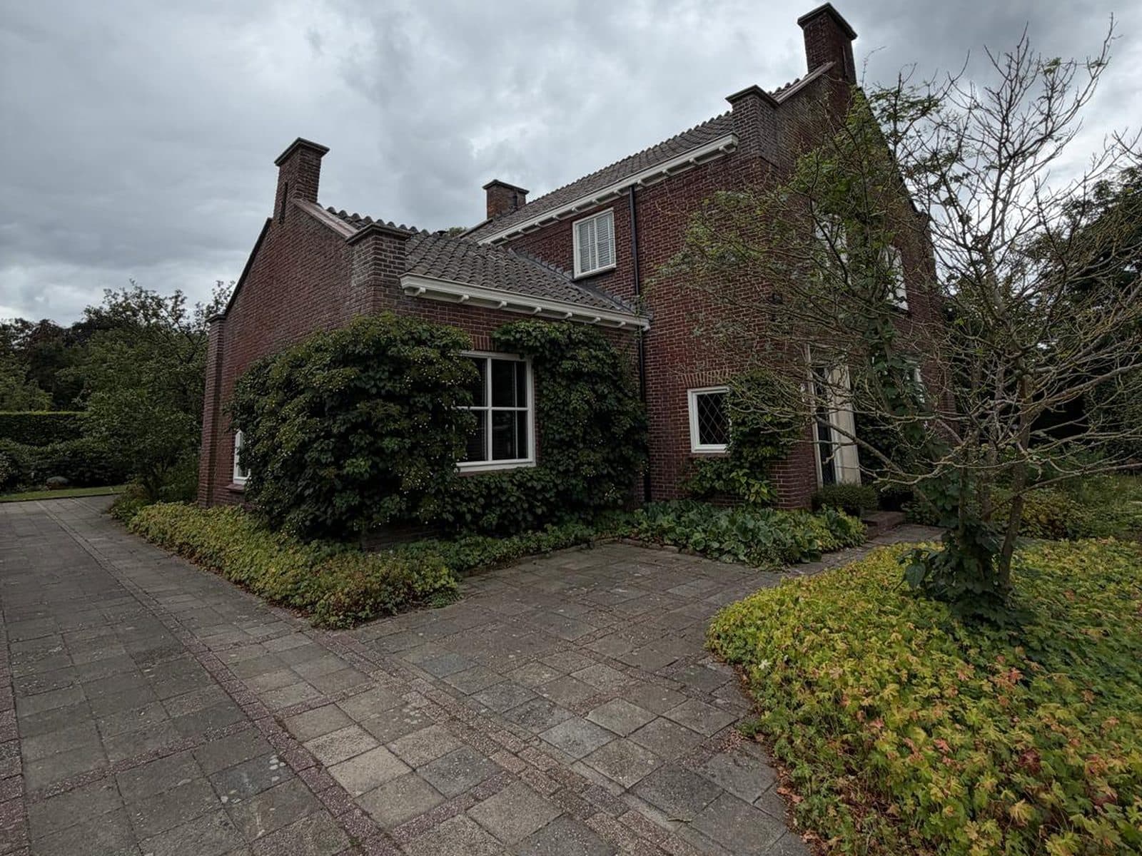 Vrijstaande bakstenen woning met meerdere schoorstenen in Tubbergen