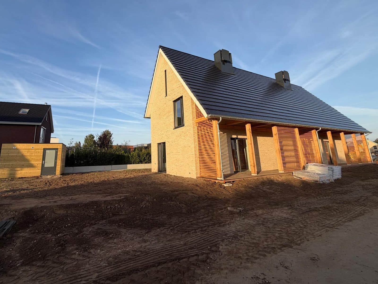 Nieuwbouwwoning met houten lamellen kort voor de opleverkeuring in Hengelo
